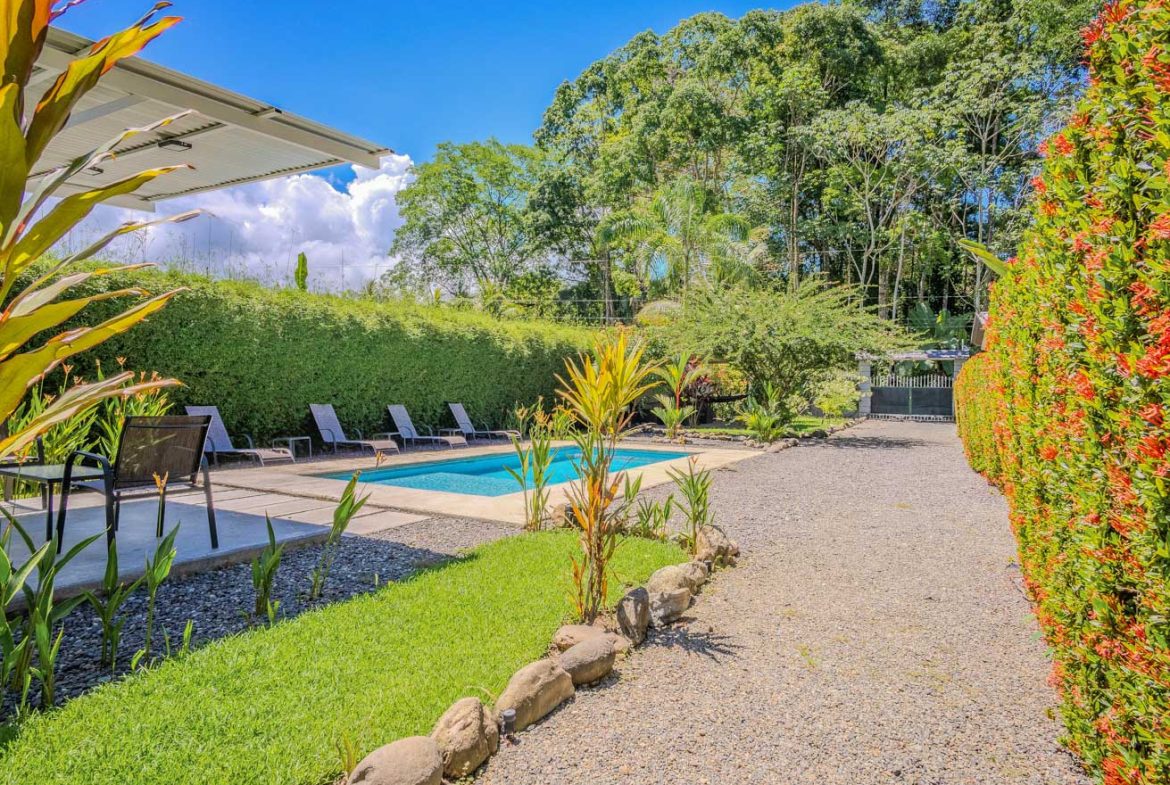 PROPERTY WITH 3 HOMES AND A POOL IN UVITA – 0.25 ACRES