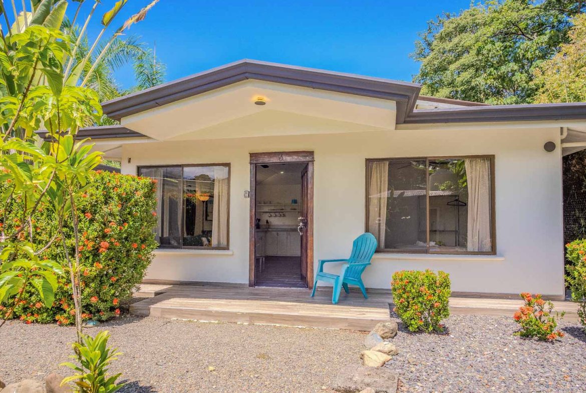 PROPERTY WITH 3 HOMES AND A POOL IN UVITA – 0.25 ACRES
