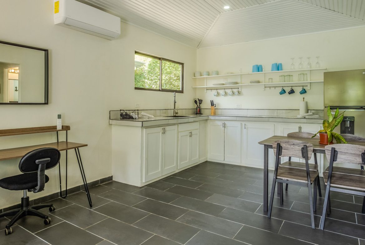 PROPERTY WITH 3 HOMES AND A POOL IN UVITA – 0.25 ACRES