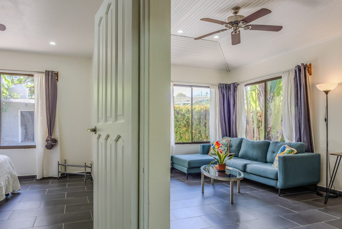 PROPERTY WITH 3 HOMES AND A POOL IN UVITA – 0.25 ACRES