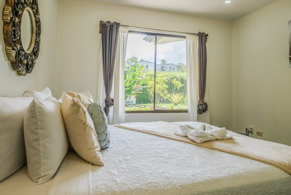 PROPERTY WITH 3 HOMES AND A POOL IN UVITA – 0.25 ACRES