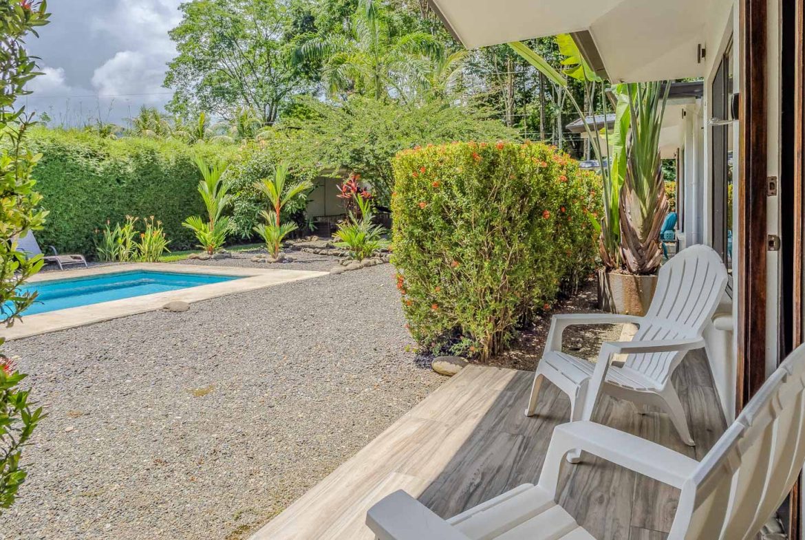PROPERTY WITH 3 HOMES AND A POOL IN UVITA – 0.25 ACRES