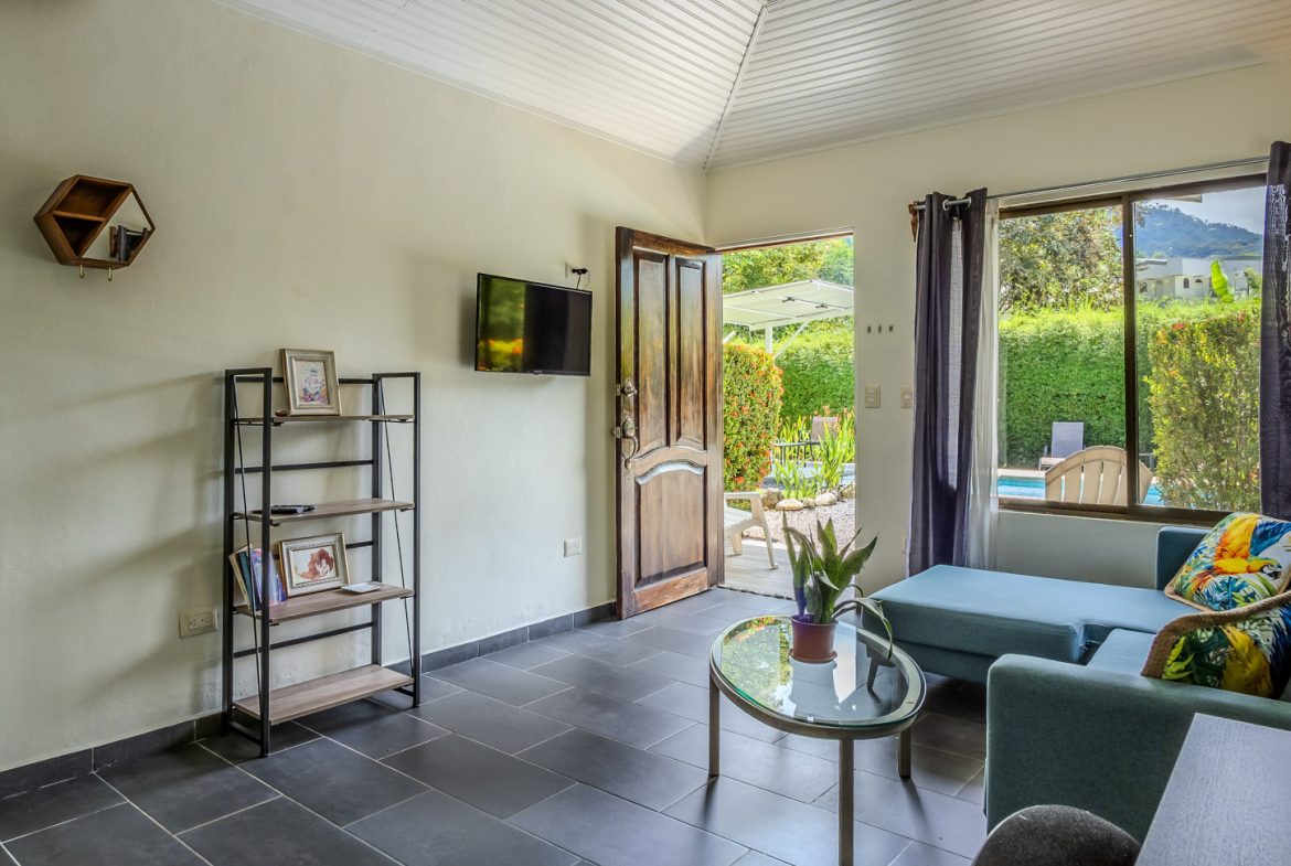 PROPERTY WITH 3 HOMES AND A POOL IN UVITA – 0.25 ACRES