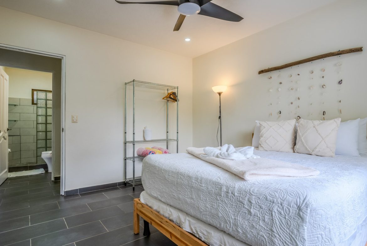 PROPERTY WITH 3 HOMES AND A POOL IN UVITA – 0.25 ACRES