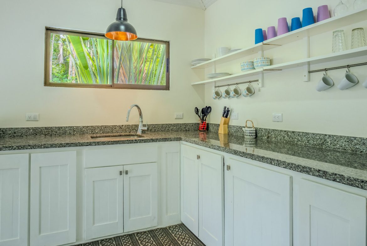 PROPERTY WITH 3 HOMES AND A POOL IN UVITA – 0.25 ACRES