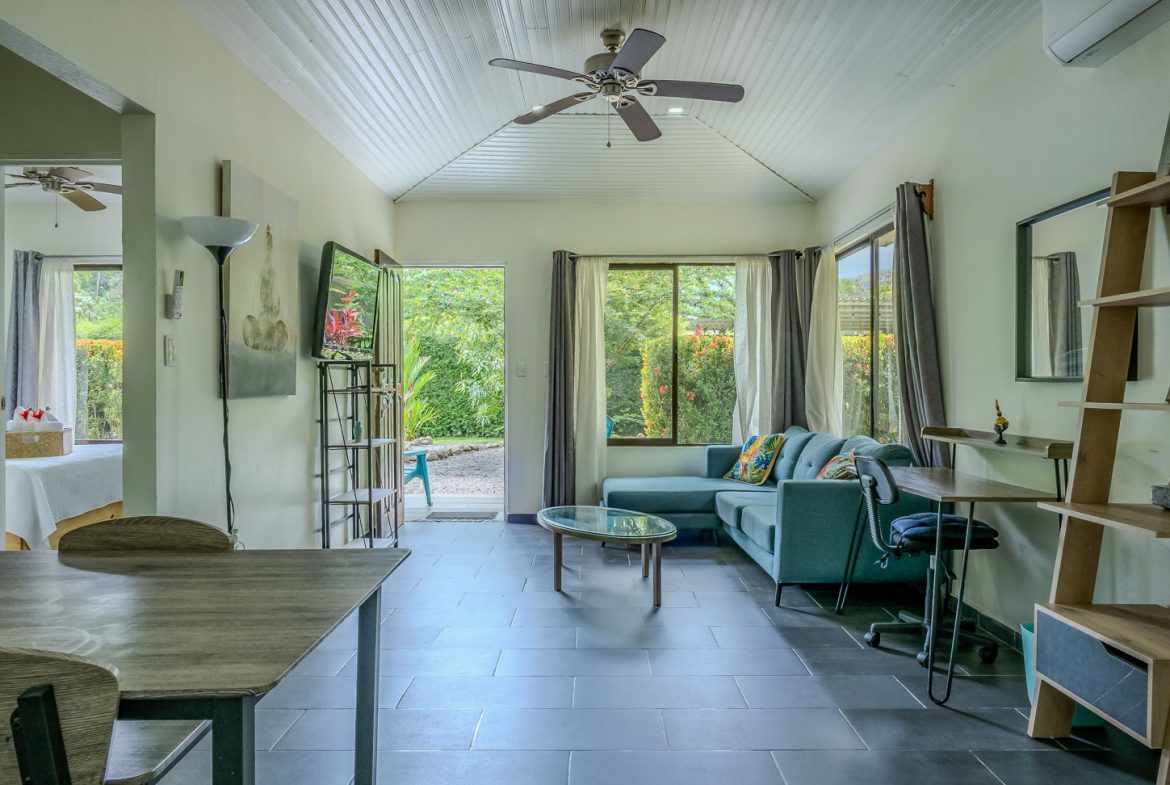 PROPERTY WITH 3 HOMES AND A POOL IN UVITA – 0.25 ACRES