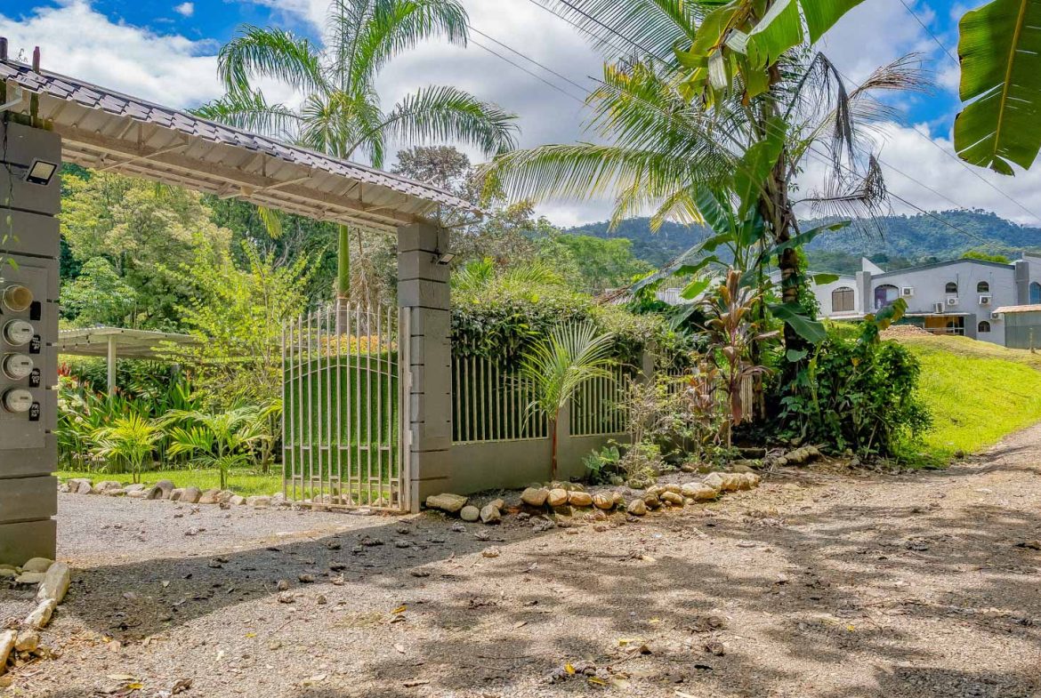 PROPERTY WITH 3 HOMES AND A POOL IN UVITA – 0.25 ACRES
