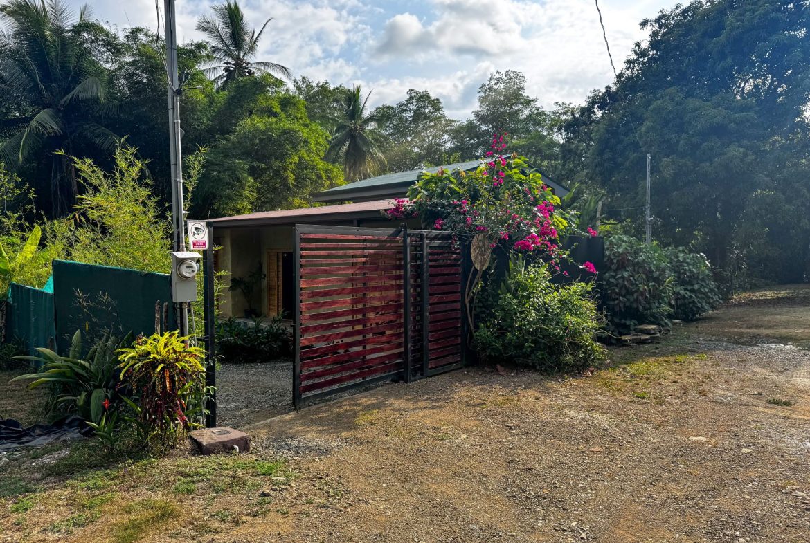 PROPERTY WITH TWO BEDROOMS HOME, IN PUNTA MALA – 0.08 ACRES, Uvita, Costa Rica — photo 2
