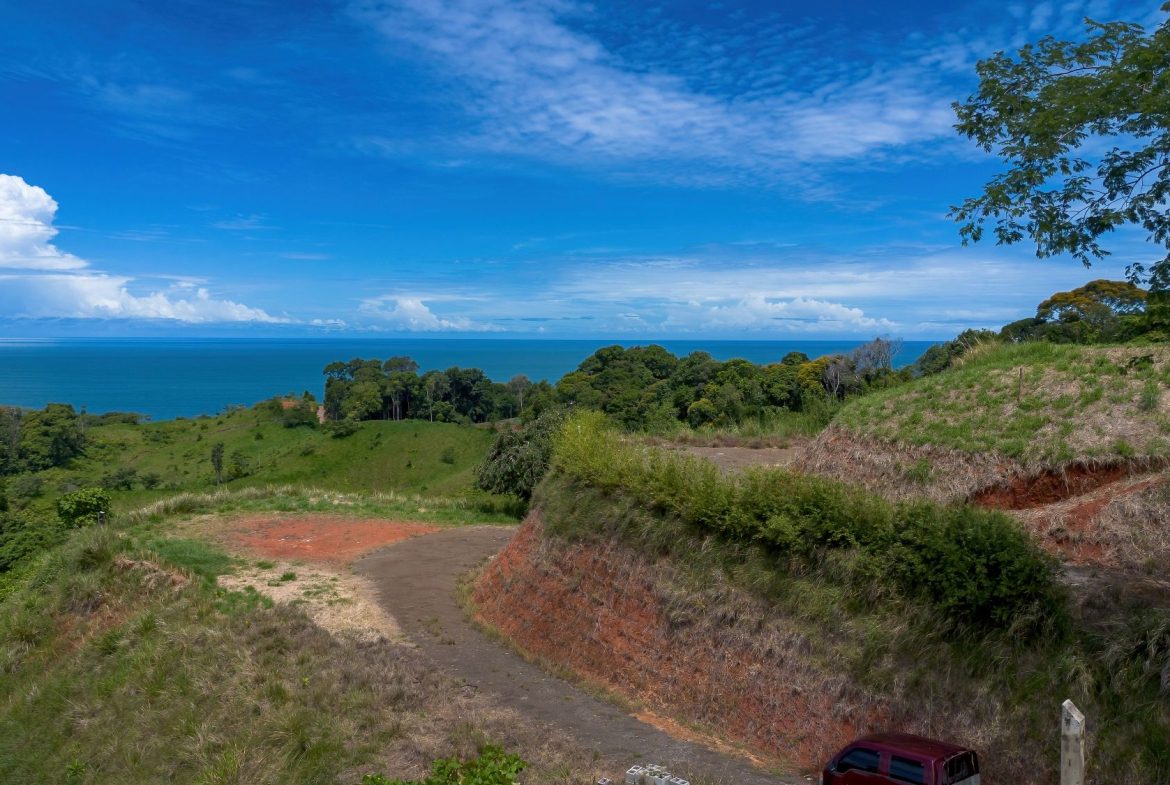 PROPERTY WITH TWO SALES OPTIONS, IN PIÑUELA – 0.7 ACRES