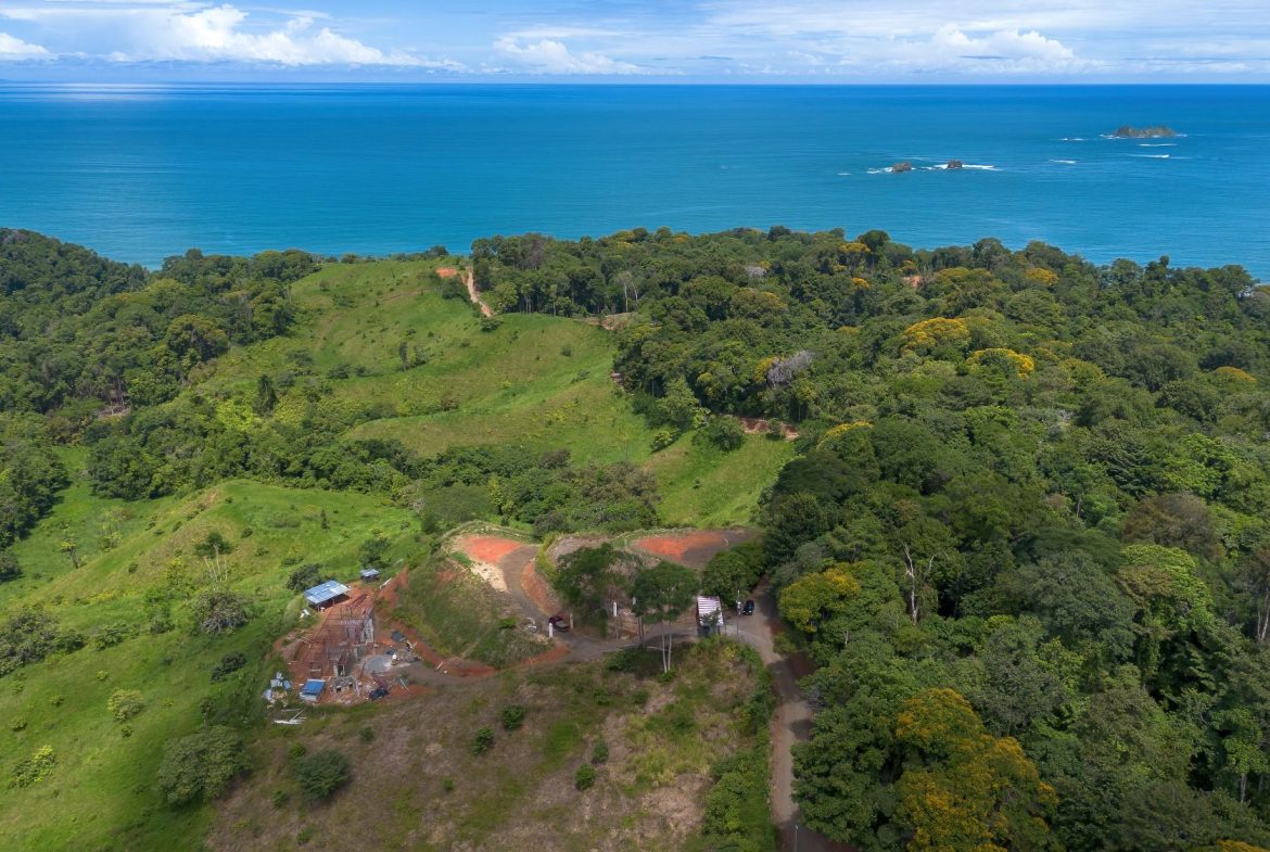 PROPERTY WITH TWO SALES OPTIONS, IN PIÑUELA – 0.7 ACRES