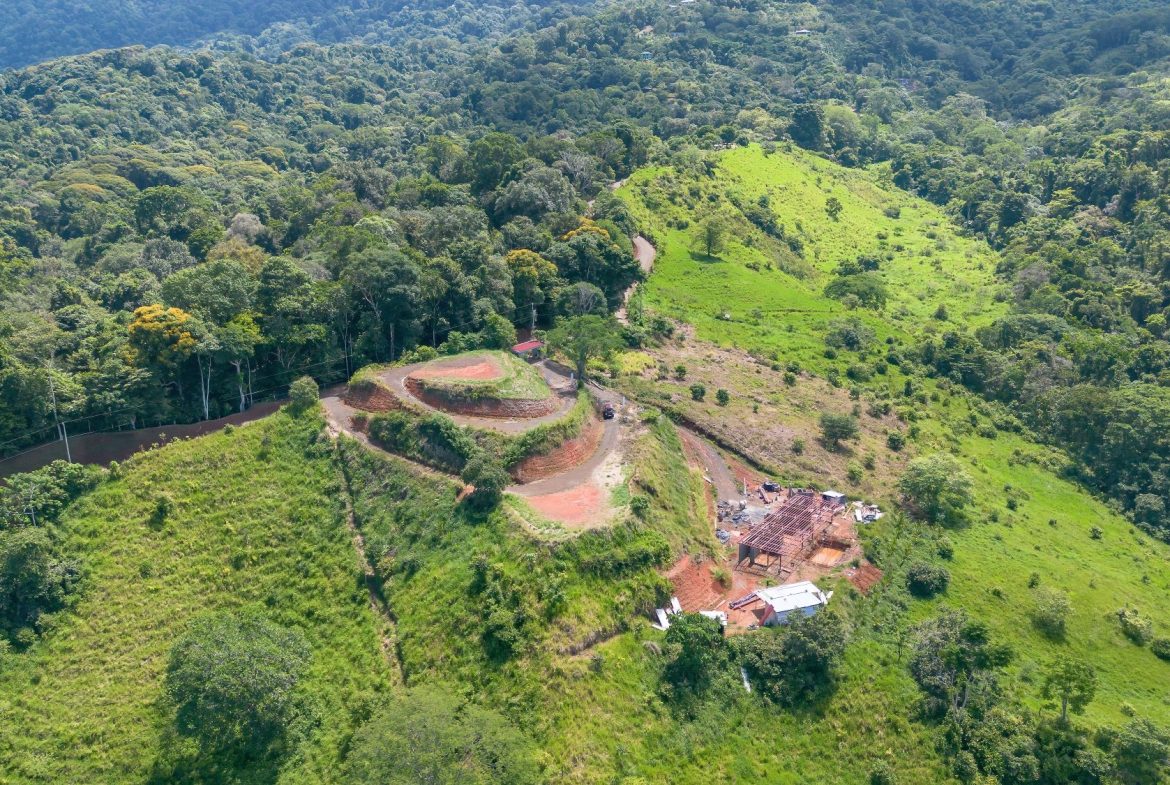 PROPERTY WITH TWO SALES OPTIONS, IN PIÑUELA – 0.7 ACRES