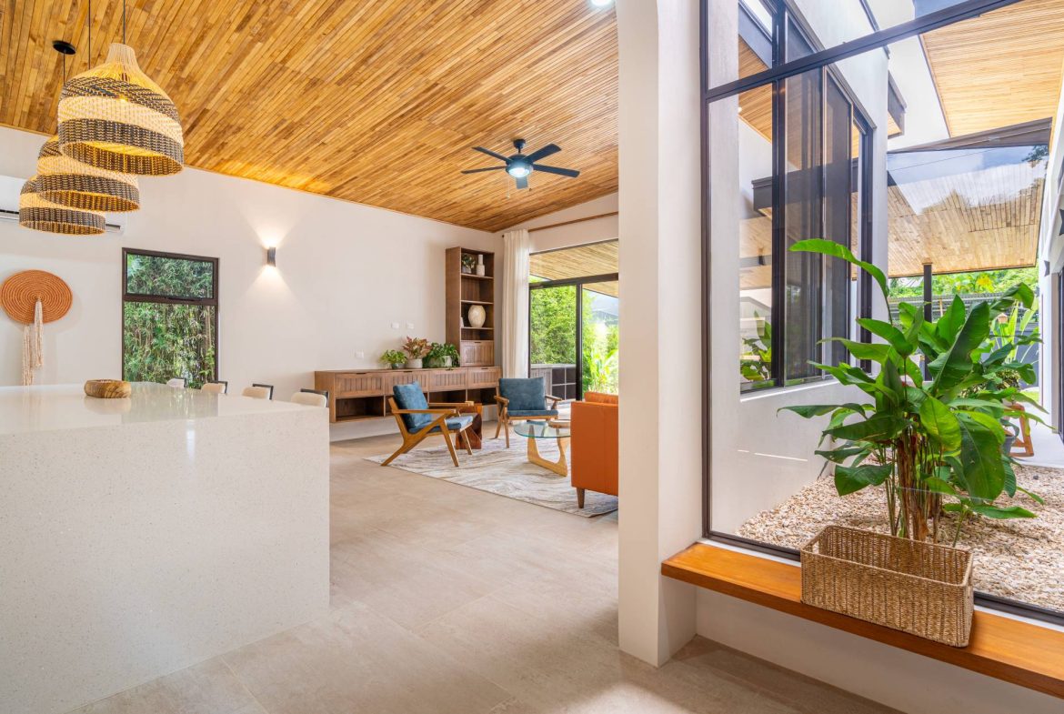PROPERTY WITH BEAUTIFUL HOUSE IN UVITA CENTER – 0.11 ACRES