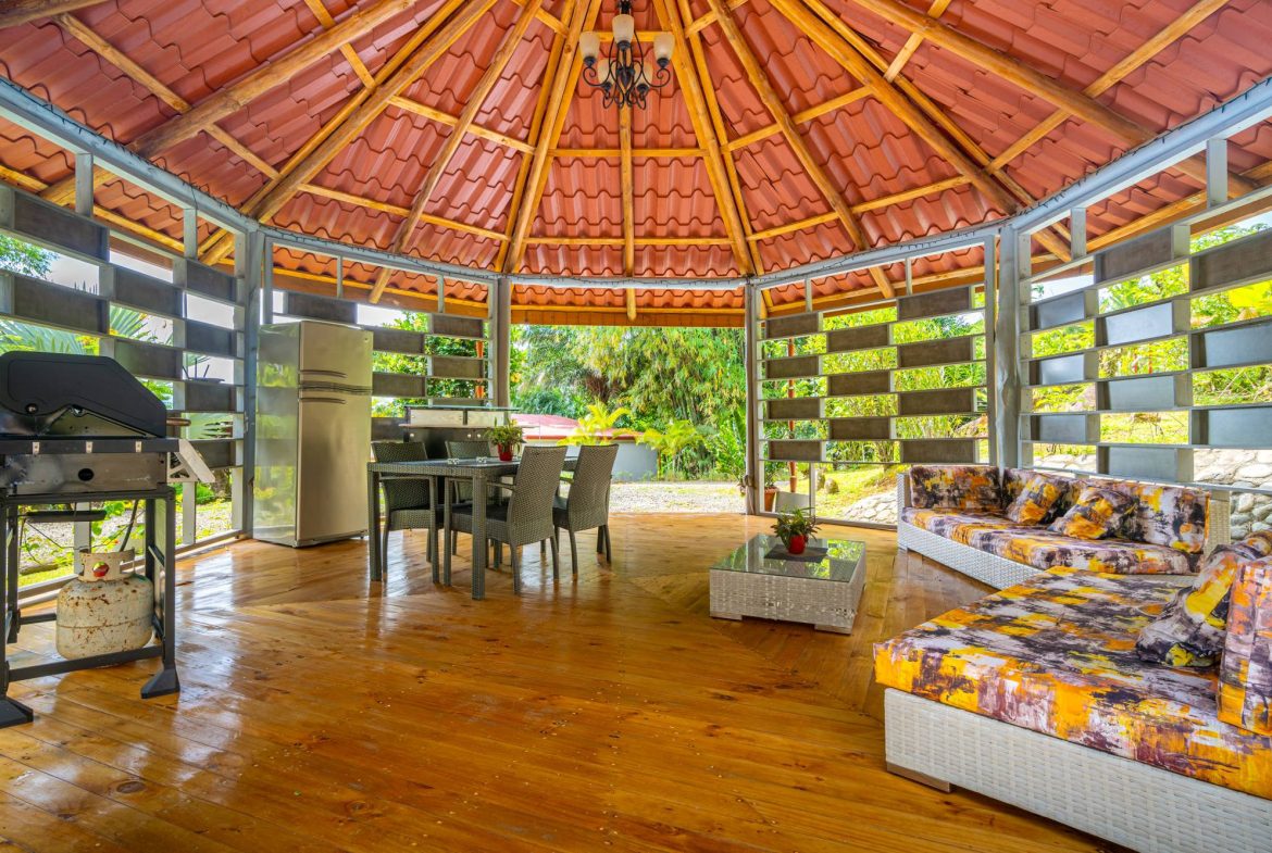 PROPERTY WITH TWO VILLAS, IN PUNTA DE MIRA – 2.5 ACRES
