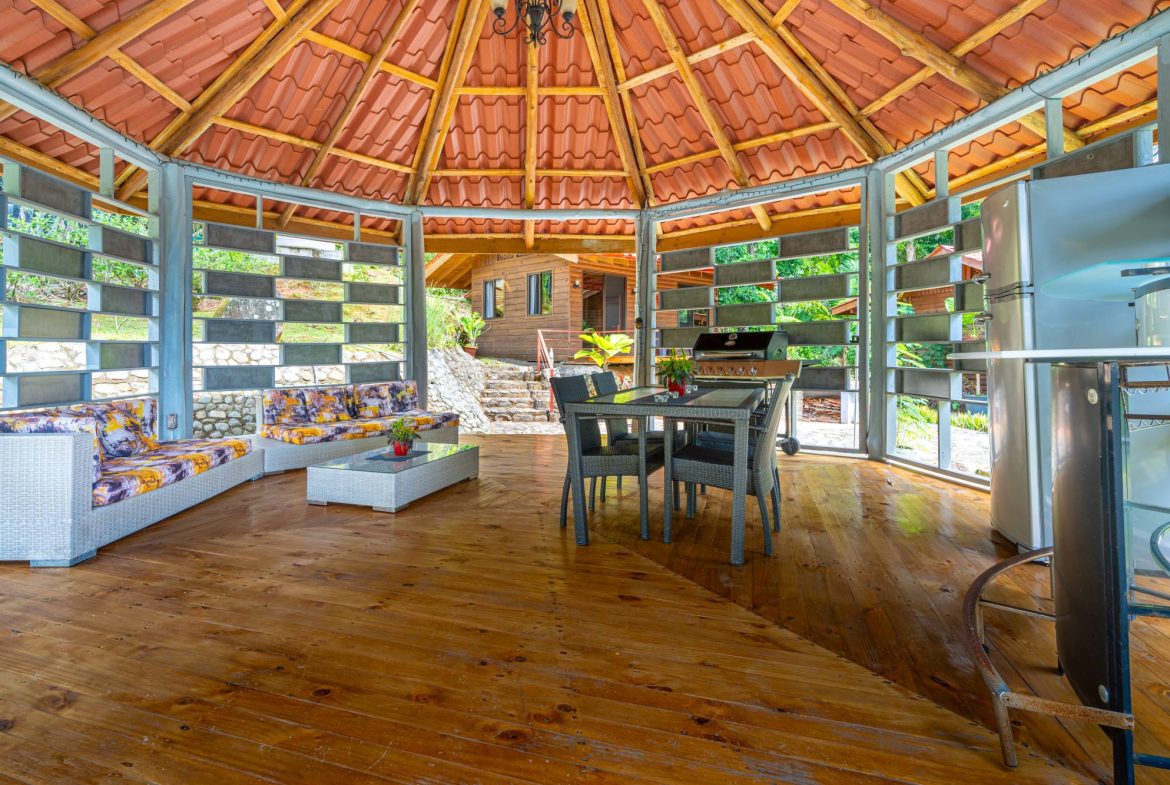 PROPERTY WITH TWO VILLAS, IN PUNTA DE MIRA – 2.5 ACRES