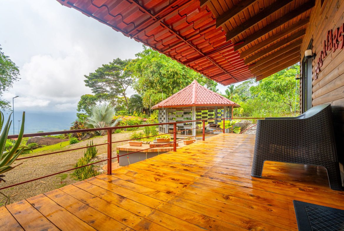 PROPERTY WITH TWO VILLAS, IN PUNTA DE MIRA – 2.5 ACRES