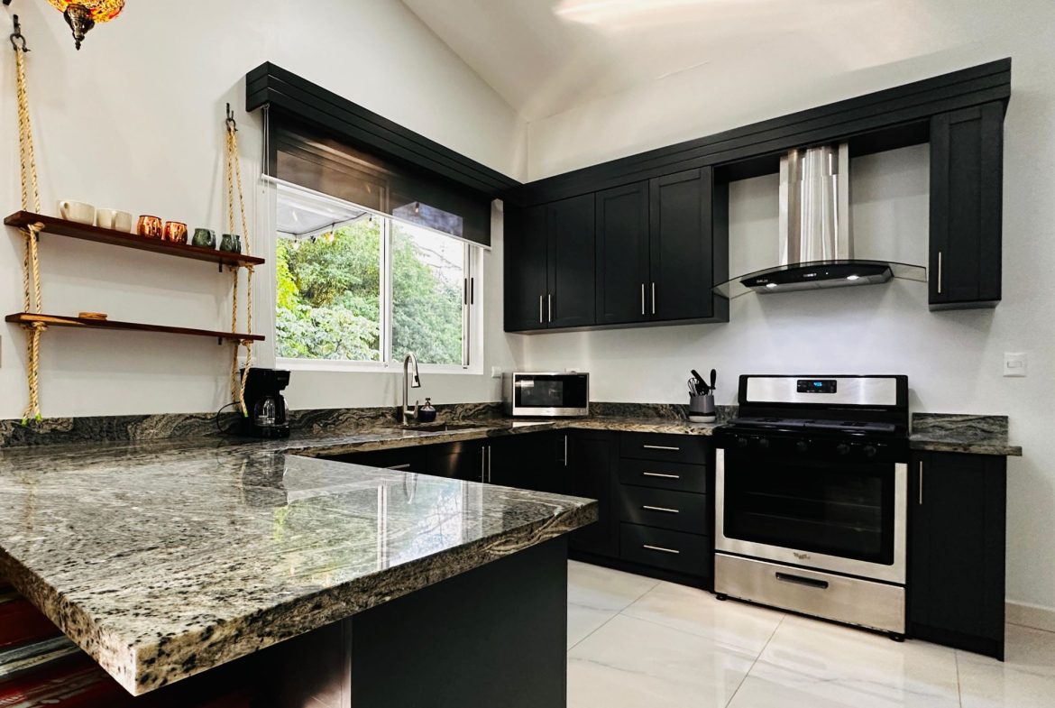 PROPERTY WITH 4 BEDROOM HOME AND POOL, IN UVITA CENTER – 1.25 ACRES