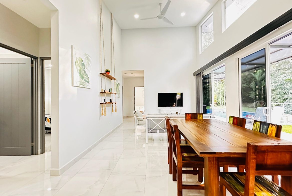 PROPERTY WITH 4 BEDROOM HOME AND POOL, IN UVITA CENTER – 1.25 ACRES