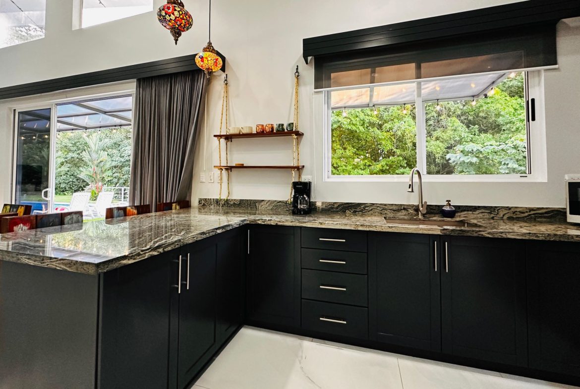 PROPERTY WITH 4 BEDROOM HOME AND POOL, IN UVITA CENTER – 1.25 ACRES