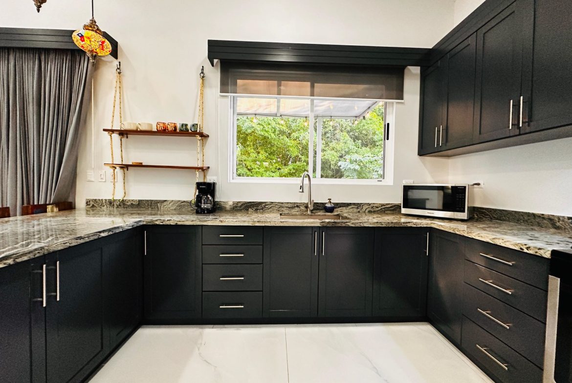 PROPERTY WITH 4 BEDROOM HOME AND POOL, IN UVITA CENTER – 1.25 ACRES