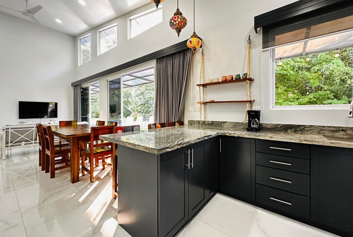 PROPERTY WITH 4 BEDROOM HOME AND POOL, IN UVITA CENTER – 1.25 ACRES