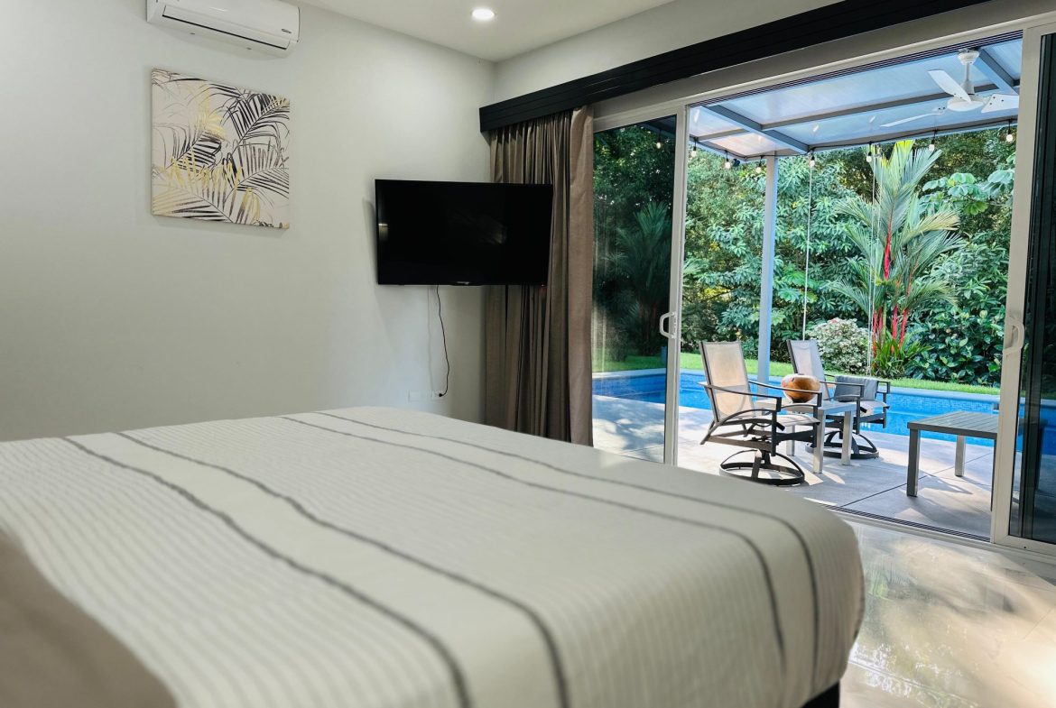 PROPERTY WITH 4 BEDROOM HOME AND POOL, IN UVITA CENTER – 1.25 ACRES
