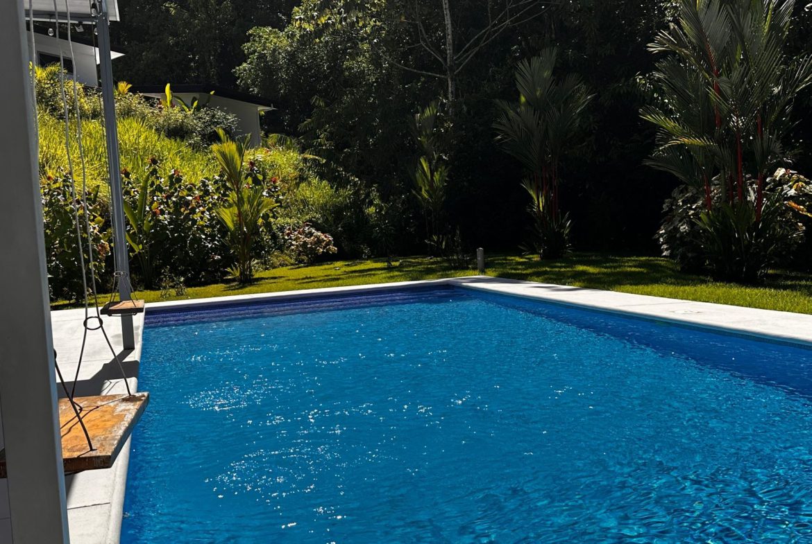 PROPERTY WITH 4 BEDROOM HOME AND POOL, IN UVITA CENTER – 1.25 ACRES