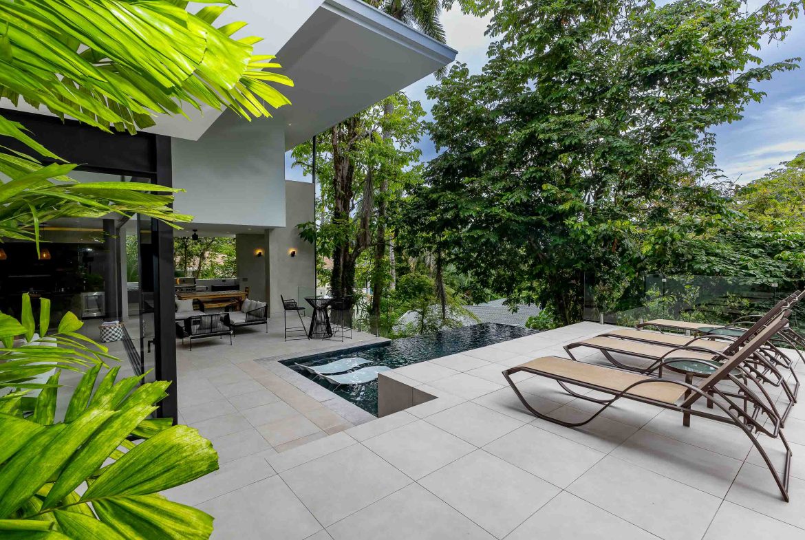 LUXURY PROPERTY NEAR TO THE BEACH, QUEPOS – 0.04 ACRES