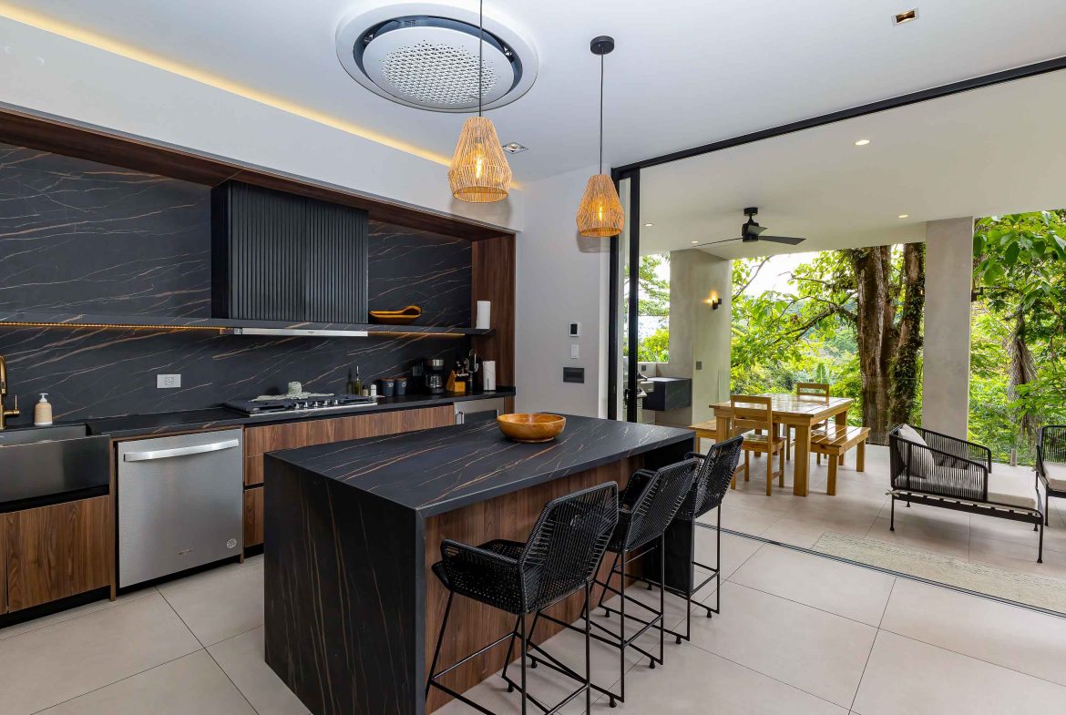 LUXURY PROPERTY NEAR TO THE BEACH, QUEPOS – 0.04 ACRES