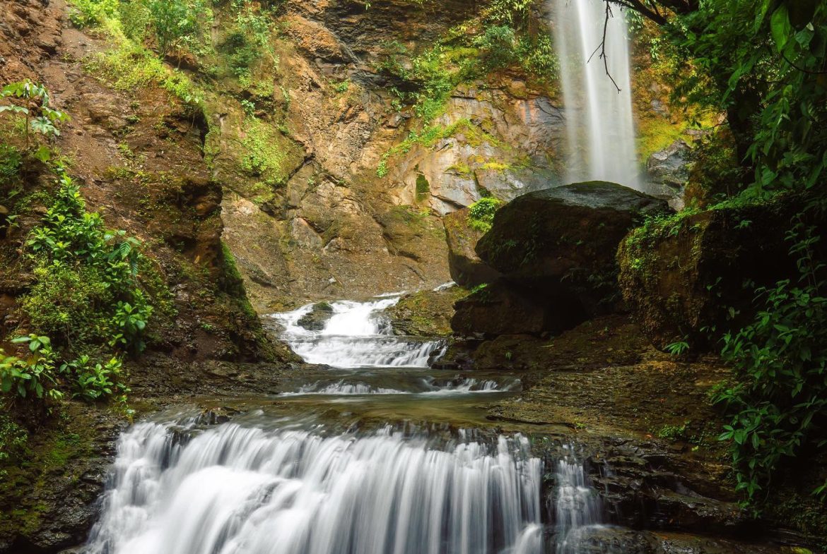 CASCADA ELYSIANA – ECO-RETREAT WITH HUGE WATERFALL