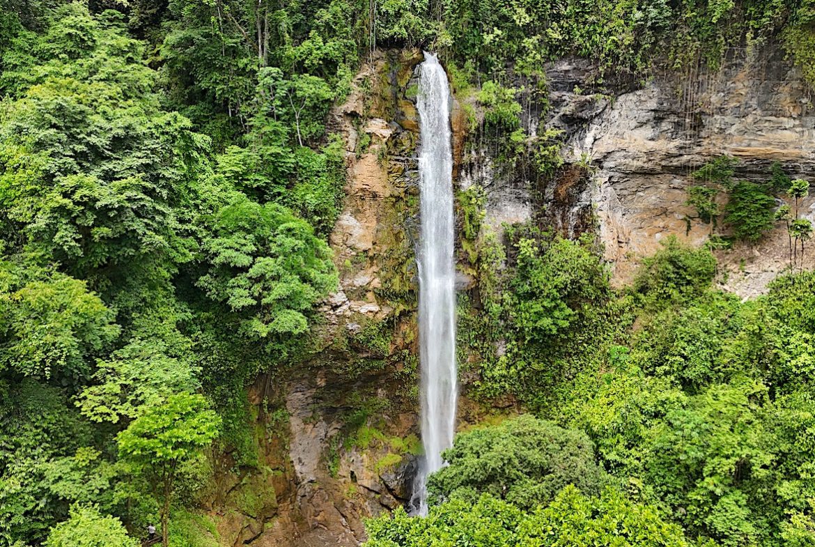 CASCADA ELYSIANA – ECO-RETREAT WITH HUGE WATERFALL