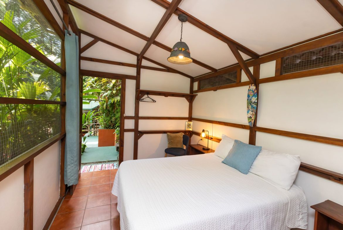HOTEL PROPERTY WITH TEN BEDROOMS HOME, IN MANUEL ANTONIO – 0.3 ACRES
