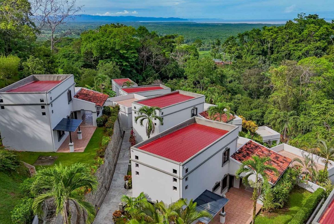 VILLA PROPERTY WITH ONE BEDROOM CONDO IN TRES RIOS – 0.1 ACRES