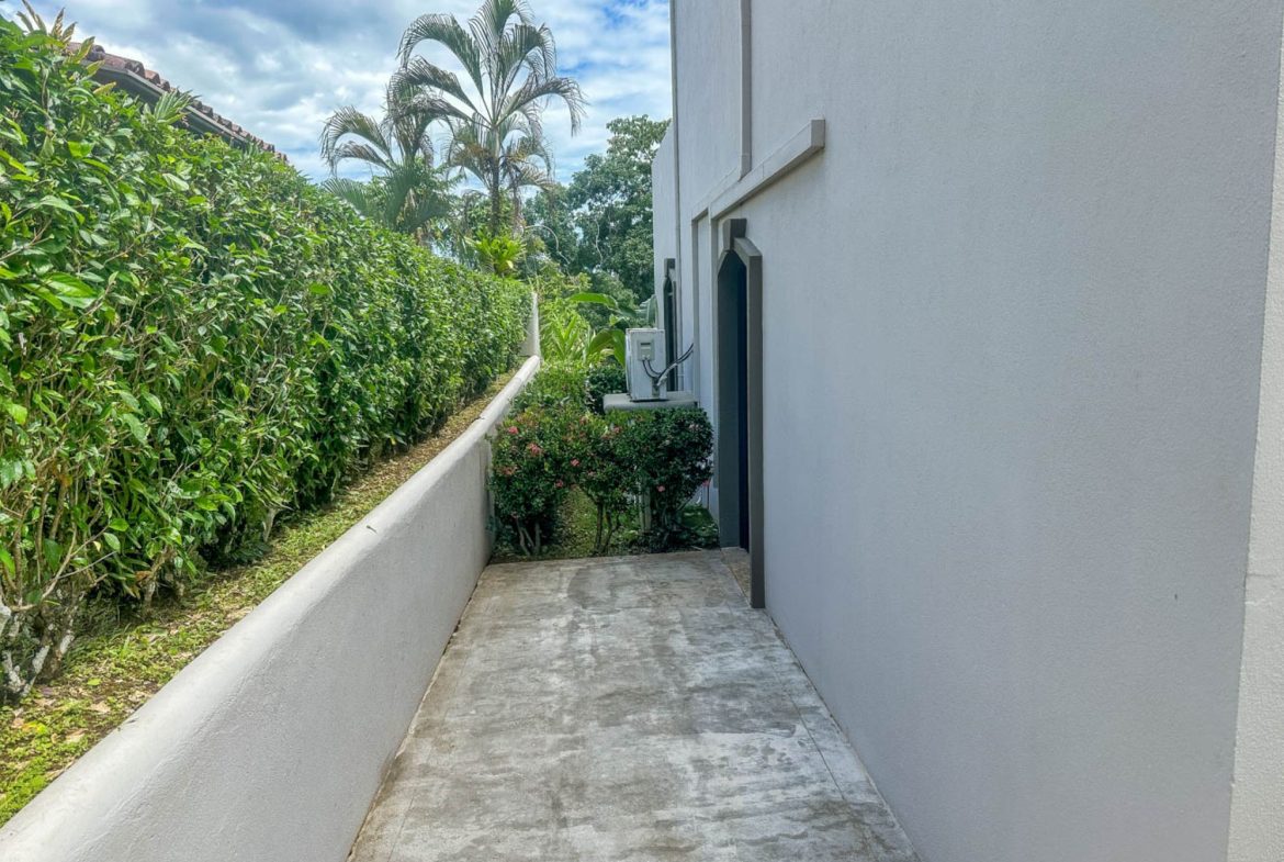 VILLA PROPERTY WITH ONE BEDROOM CONDO IN TRES RIOS – 0.1 ACRES
