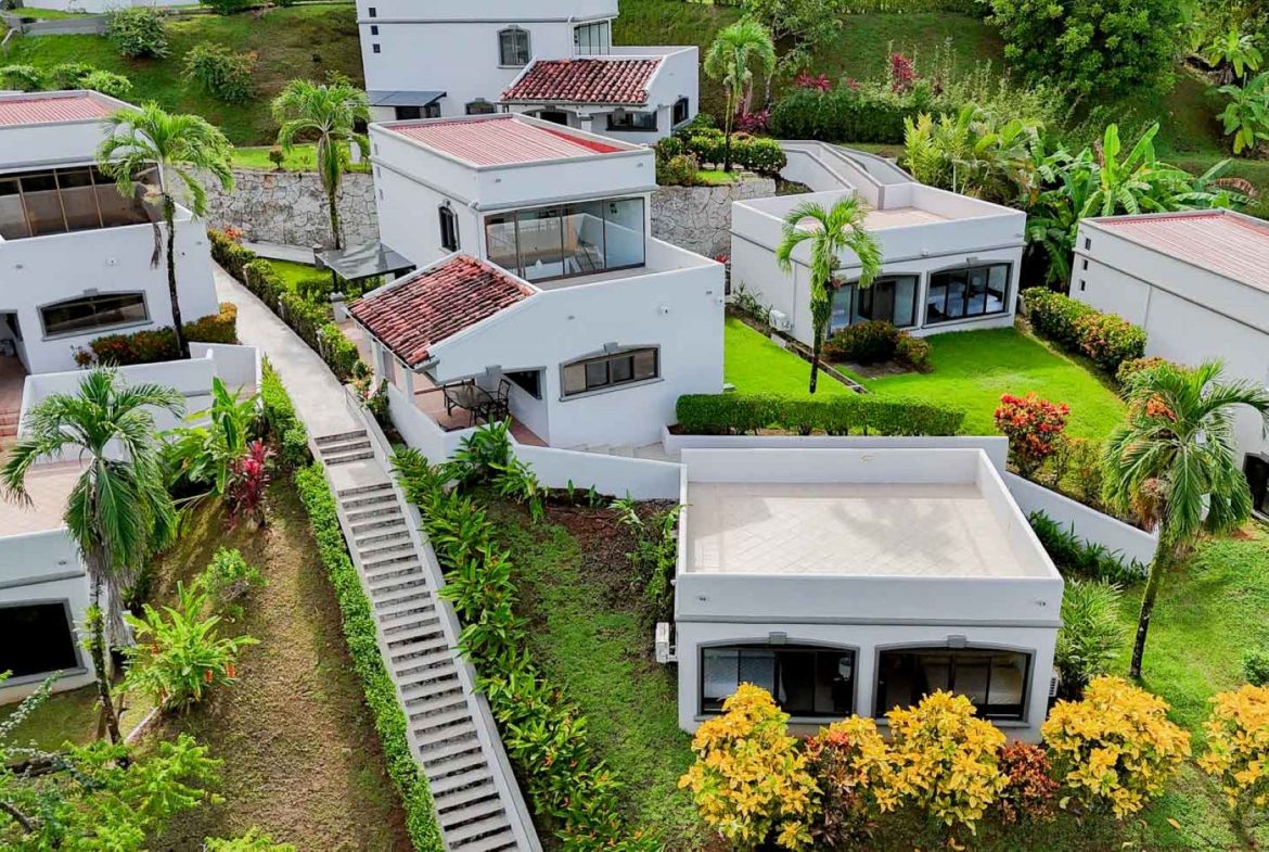 VILLA PROPERTY WITH ONE BEDROOM CONDO IN TRES RIOS – 0.1 ACRES