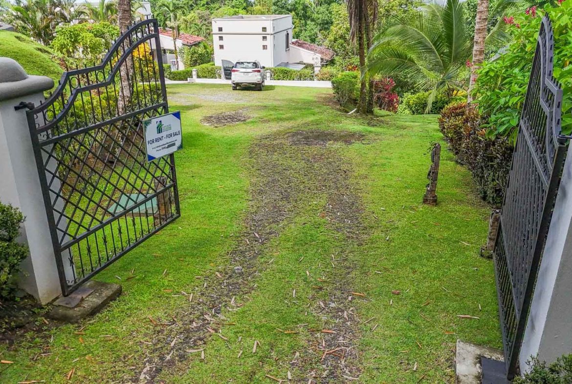 VILLA PROPERTY WITH ONE BEDROOM CONDO IN TRES RIOS – 0.1 ACRES