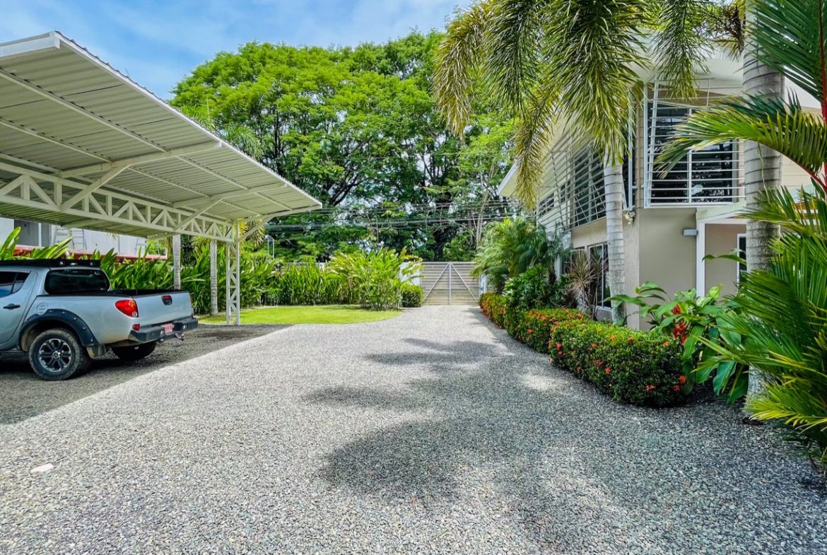 PROPERTY WITH THREE VILLAS IN BAHIA BALLENA – 0.24 ACRES