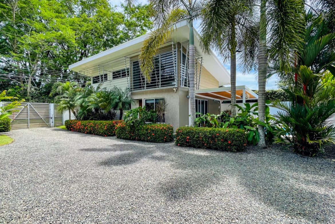 PROPERTY WITH THREE VILLAS IN BAHIA BALLENA – 0.24 ACRES
