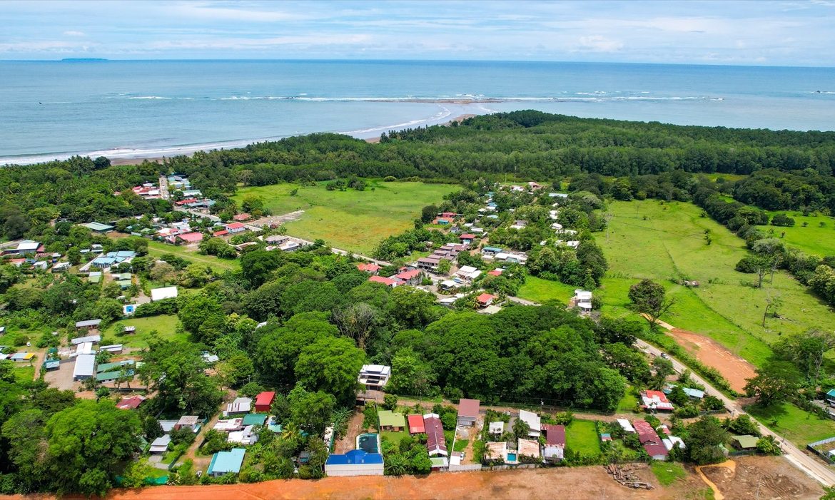 PROPERTY WITH THREE VILLAS IN BAHIA BALLENA – 0.24 ACRES