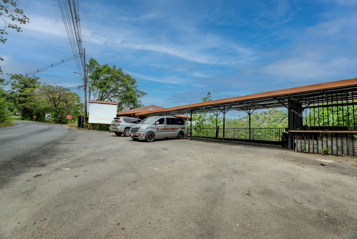 PROPERTY IN CONDOMINIUM WITH SEVEN BEDROOM HOUSE, IN QUEPOS – 1.04 ACRES