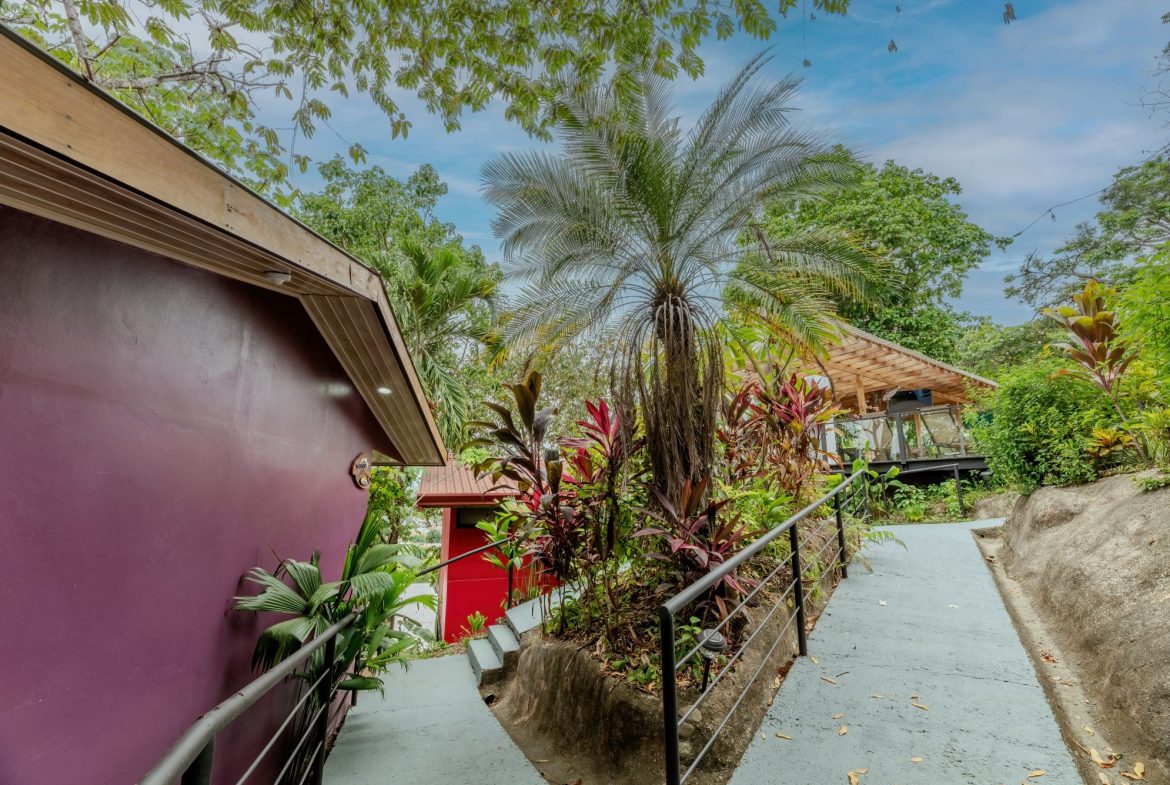 PROPERTY IN CONDOMINIUM WITH SEVEN BEDROOM HOUSE, IN QUEPOS – 1.04 ACRES