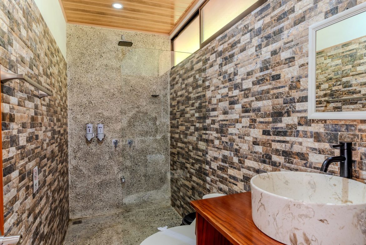 PROPERTY IN CONDOMINIUM WITH SEVEN BEDROOM HOUSE, IN QUEPOS – 1.04 ACRES
