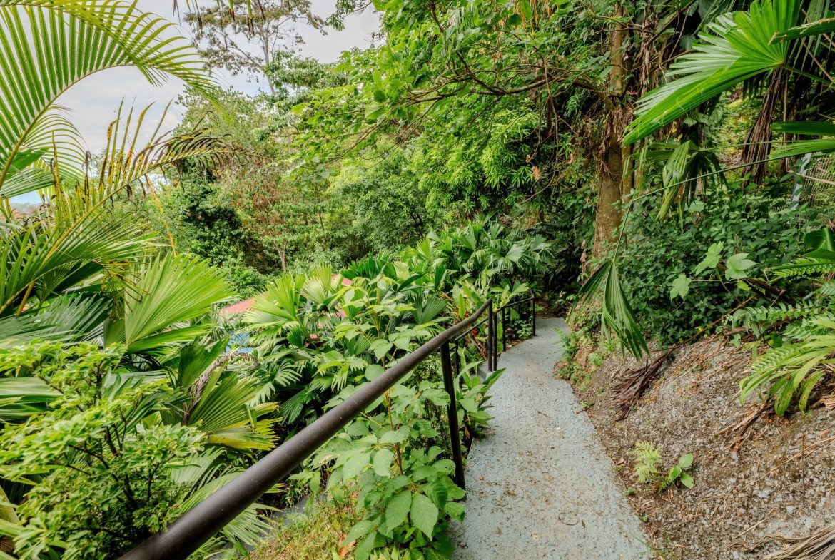 PROPERTY IN CONDOMINIUM WITH SEVEN BEDROOM HOUSE, IN QUEPOS – 1.04 ACRES