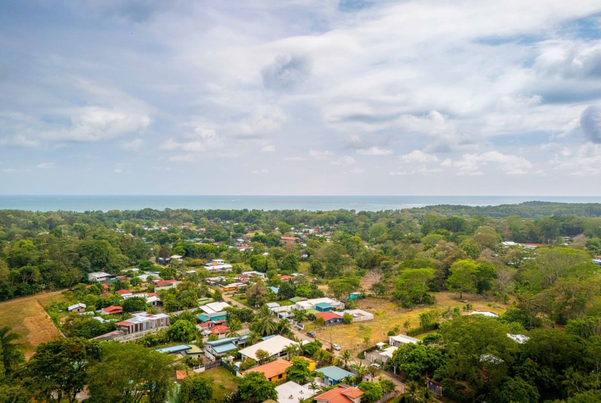 PROPERTY WITH FIVE BEDROOMS NEAR THE BEACH IN BAHIA BALLENA – 0.1 ACRES, Uvita, Costa Rica — photo 2