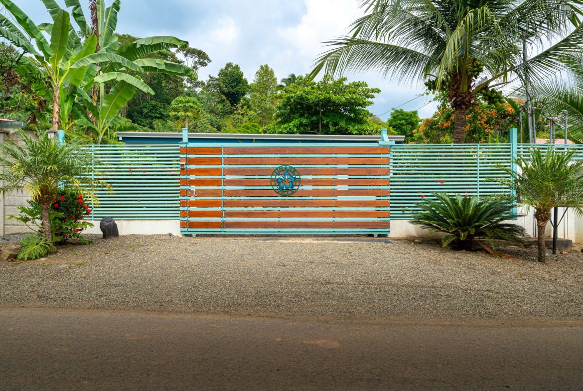 PROPERTY WITH FIVE BEDROOMS NEAR THE BEACH IN BAHIA BALLENA – 0.1 ACRES, Uvita, Costa Rica — photo 4