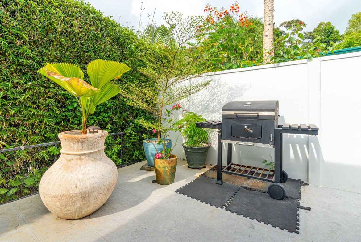 PROPERTY WITH FIVE BEDROOMS NEAR THE BEACH IN BAHIA BALLENA – 0.1 ACRES