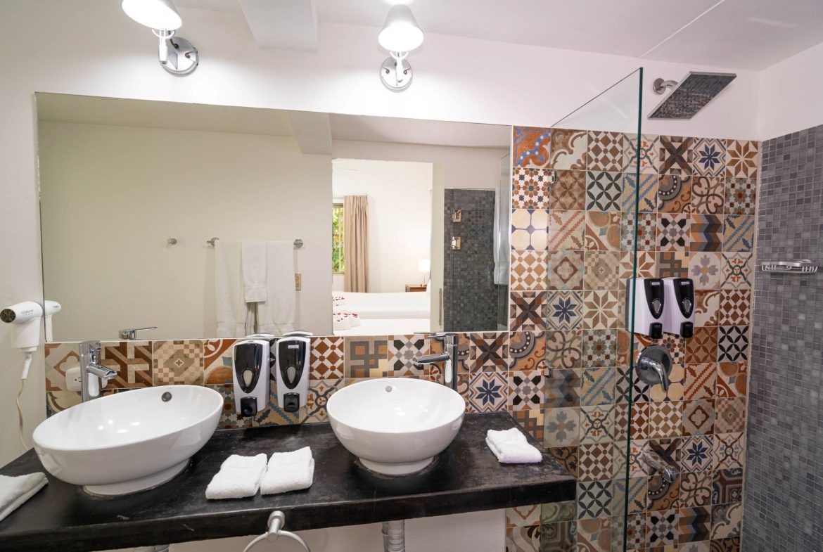 TWENTY-TWO ROOM HOTEL PROPERTY, IN MANUEL ANTONIO – 0.42 ACRES