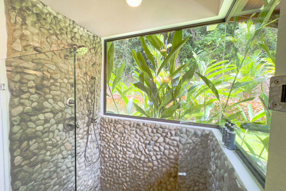 PROPERTY WITH 2 BEDROOM HOUSE AND A GUEST HOUSE, IN PLATANILLO – 3.35 ACRES