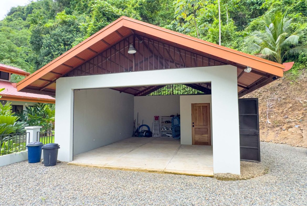 PROPERTY WITH 2 BEDROOM HOUSE AND A GUEST HOUSE, IN PLATANILLO – 3.35 ACRES