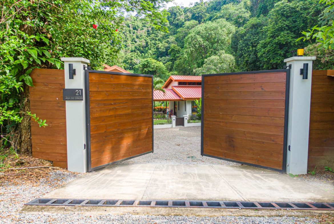 PROPERTY WITH 2 BEDROOM HOUSE AND A GUEST HOUSE, IN PLATANILLO – 3.35 ACRES, Uvita, Costa Rica — photo 2