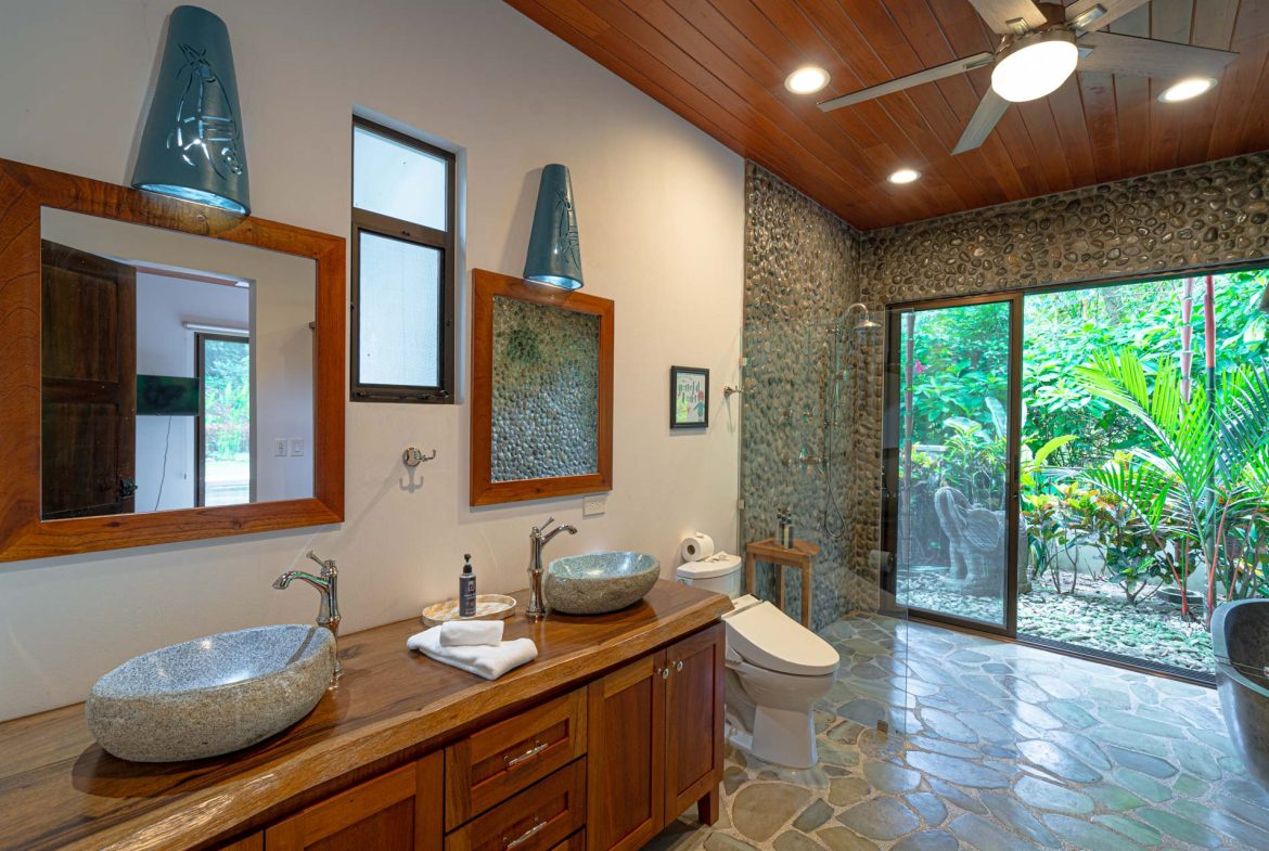 PROPERTY WITH 2 BEDROOM HOUSE AND A GUEST HOUSE, IN PLATANILLO – 3.35 ACRES